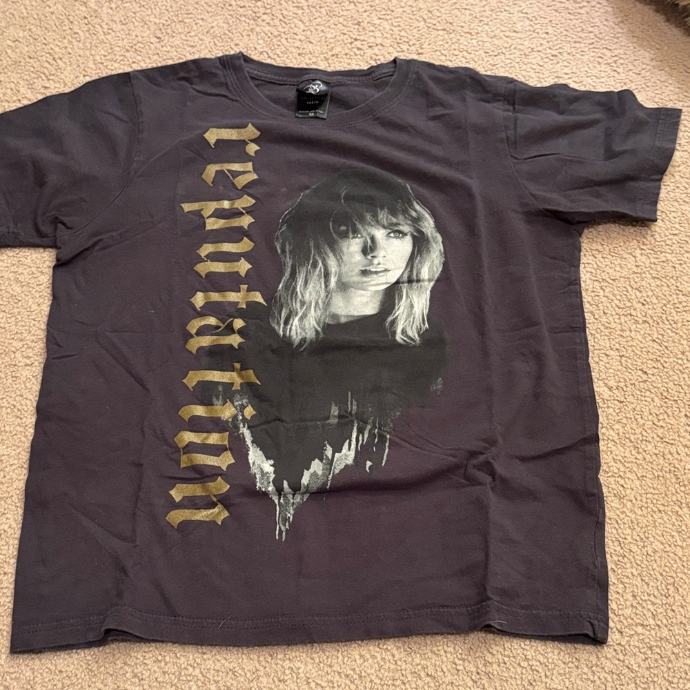 Taylor Swift Reputation stadium tour Tee - Black and Gold